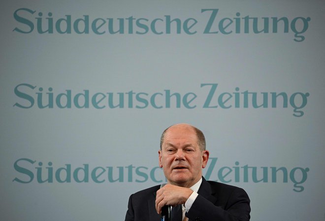 Nemški kancler Olaf Scholz je ob odprtju tridnevne ekonomske konference časnika Sueddeutsche Zeitung v Berlinu poudaril, da je nemško gospodarstvo pred izzivi, a da se Nemčiji ni treba bati, saj so nemška podjetja v svetu iskan partner. FOTO:&nbsp;Tobias Schwarz/AFP
