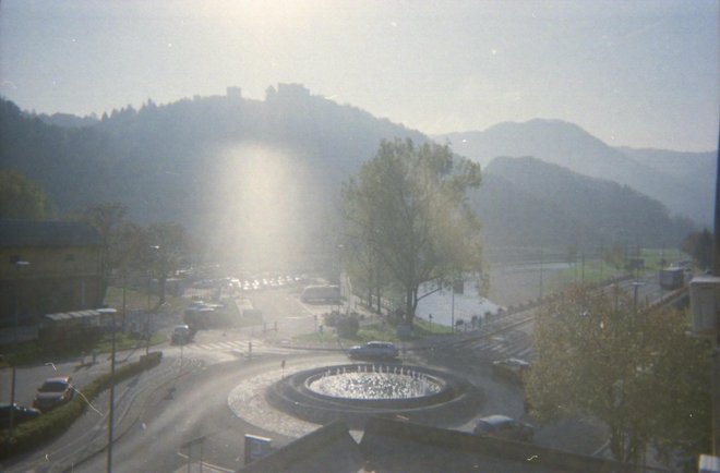 Pogled proti Staremu gradu, pod katerim ni visečega mostu. FOTO: Matija Kovač
