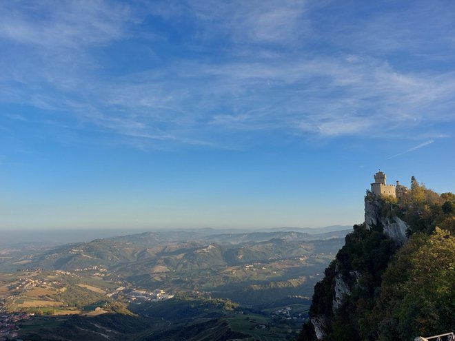 Vzpon v San Marino nagradi z izjemnimi razgledi. FOTO: Rudi Naglič
