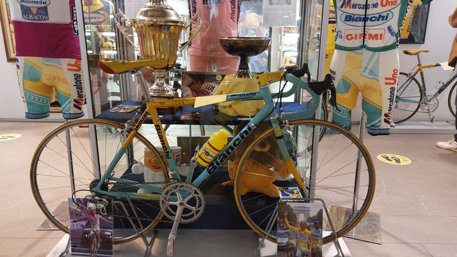 Marsikaj okoli Pantanija v Cesenaticu ni pristnega, sta pa prava njegov muzej in razstavljeno kolo, s katerim je leta 1998 zmagal na Giru in Touru. FOTO: Rudi Naglič
