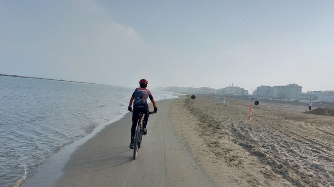 Tudi jeseni opuščene plaže so lahko kolesarski poligon. FOTO: Rudi Naglič
