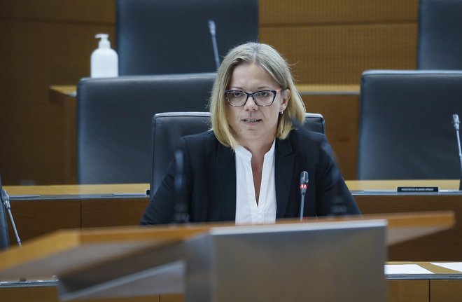 Ministrica za javno upravo Sanja Ajanović Hovnik pričakuje, da bodo vlada in sindikati do konca junija 2023 oblikovali nov družben dogovor. Foto Jože Suhadolnik
