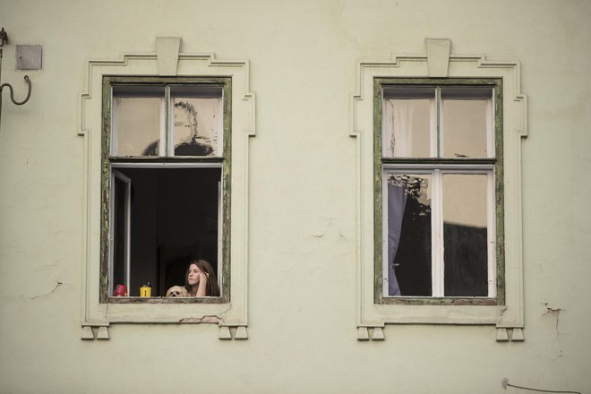 Ko daleč stran brskaš po sebi, se odgovori zdijo bliže. FOTO: Jure Eržen/Delo
