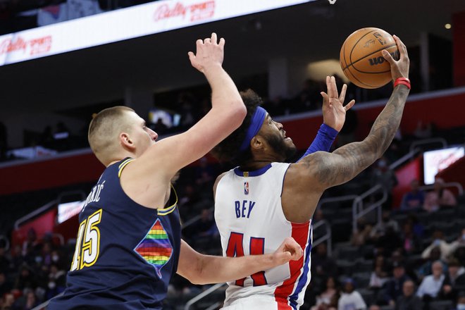 Nikola Jokić (levo) se je v zadnjem hipu vrnil v moštvo Denverja, a v domači dvorani ni uspel ustaviti&nbsp;Saddiqa Beya&nbsp;in soigralcev. FOTO: Rick Osentoski/USA Today Sports
