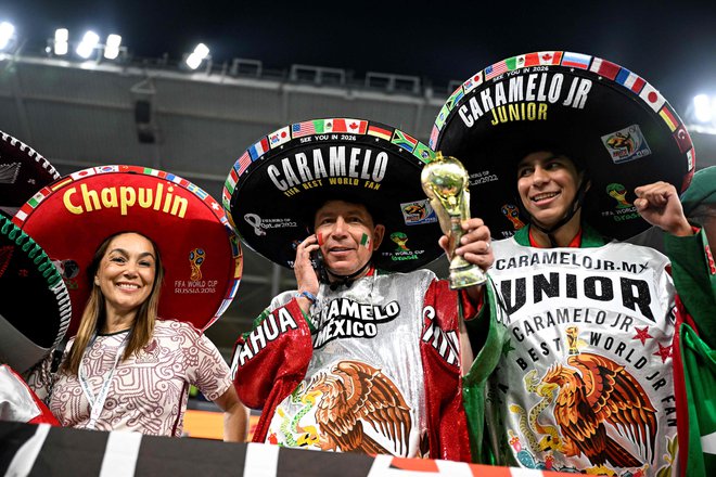 Mehiški navijači med tekmo med Mehiko in Poljsko. FOTO: Alfredo Estrella/AFP
