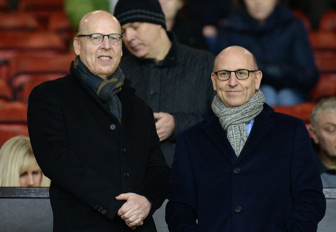 Joel Glazer in Avram Glazer (levo) pred tekmo premier league&nbsp;z Burnleyjem na Old Traffordu leta 2015. FOTO:&nbsp;Oli Scarff/AFP
