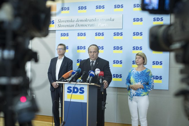 Poslanci SDS Branko Grims, Alenka Jeraj in Zvonko Černač na novinarski konferenci. FOTO: Jure Eržen/Delo
