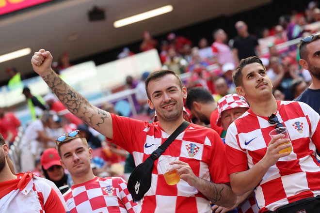Hrvaški navijači na štadionu Al Bayt pred začetkom tekme z Marokom. FOTO:&nbsp;Amr Abdallah Dalsh/Reuters
