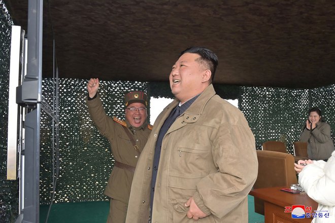 Kim Jong Un z ženo Ri Sol Džu (desno zadaj), na izstrelitvi balistične rakete Hwasong Gun 17 minuli konec tedna na neznani lokaciji v Severni Koreji. FOTO: AFP
