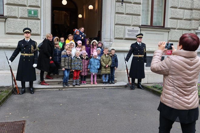 Dnevi odprtih vrat so v skoraj desetih letih postali priljubljen način praznovanja državnih praznikov za vse generacije. FOTO: Črt Piksi
