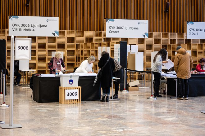 Še v četrtek je mogoče predčasno glasovati o treh referendumskih vprašanjih, sicer vas bo to opravilo čakalo še v nedeljo. Foto Črt Piksi
