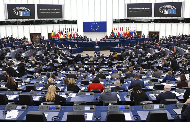 Resolucija evropskega parlamenta poziva države članice EU, naj tudi same razmislijo o sprejetju takšne oznake za Rusijo. FOTO: Frederick Florin/AFP
