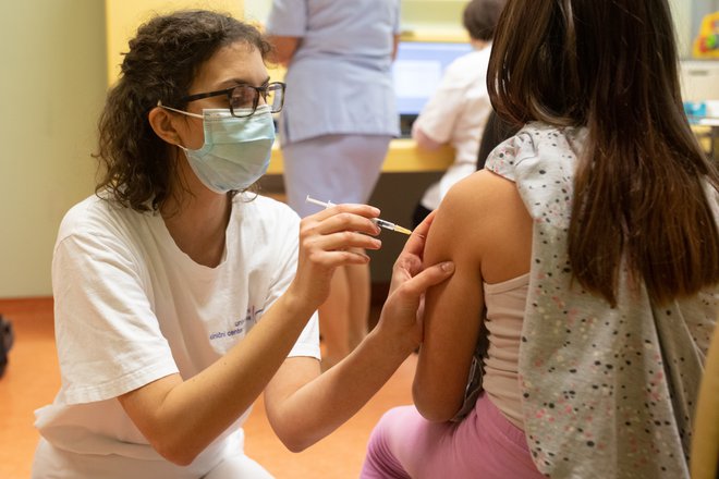 Slovenija je program cepljenja deklic proti humanim papiloma virusom (HPV) v šestih razredih osnovne šole uvedla pred dvanajstimi leti. FOTO: Voranc Vogel
