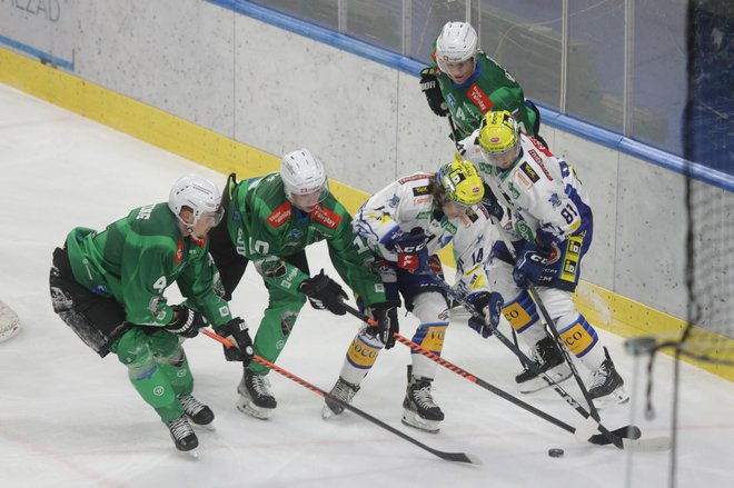 Ljubljanski hokejisti so morali spet priznati premoč Beljačanom, spet pa je njihovo mrežo zatresel reprezentant Robert Sabolič, seveda nekdanji član jeseniškega kluba. FOTO: Voranc Vogel/Delo
