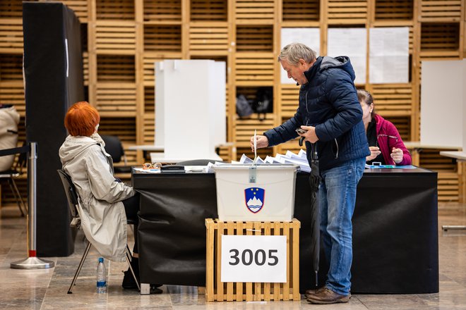 Včeraj je na predčasnem glasovanju glasovalo 28.016 volivk in volivcev. FOTO: Črt Piksi/Delo
