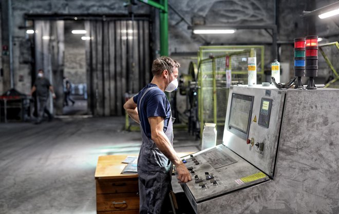 V sodobni, informacijsko podprti proizvodnji se uveljavlja tudi industrijski internet stvari. FOTO: Blaž Samec
