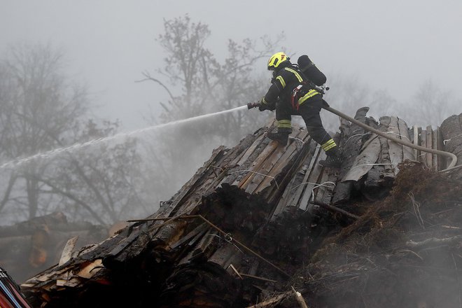 Požar v Zalogu je sicer pod nadzorom, vendar bo še nekaj časa trajalo, da ga bodo pogasili.&nbsp;FOTO:&nbsp;Leon Vidic/Delo
