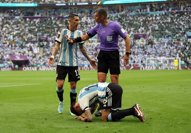 Slavko Vinčić na tekmi med Argentino in Savdsko Arabijo ni priznal treh golov južnoameriškemu moštvu. FOTO: Carl Recine/Reuters
