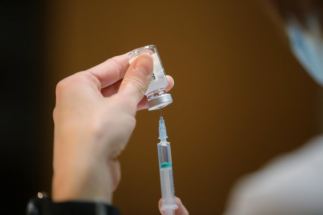 S sedanjih 30 dolarjev, ki jih za Pfizerjevo cepivo plačujejo ZDA (in je prebivalstvu na voljo brezplačno) naj bi se po prenehanju sporazuma z državo cena zvišala na 110 do 130 dolarjev za odmerek. FOTO: Leon Vidic/Delo
