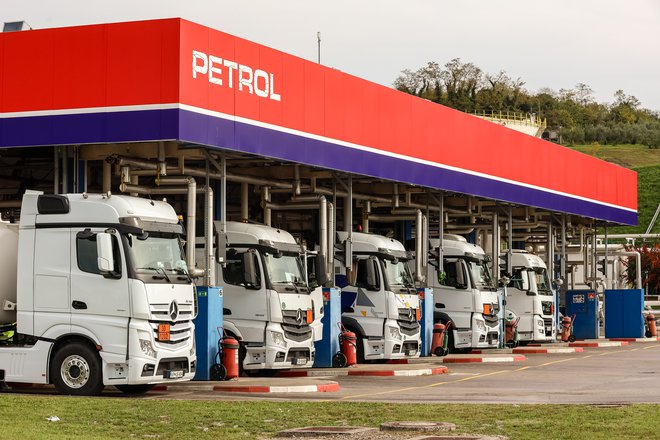 Omejitev cen pogonskih goriv je močno zmanjšala dobiček Petrola FOTO: Črt Piksi
