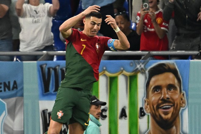 Cristiano Ronaldo se je takole pred &raquo;očmi&laquo; Lionela Messija veselil gola. FOTO: Manan Vatsyayana/AFP
