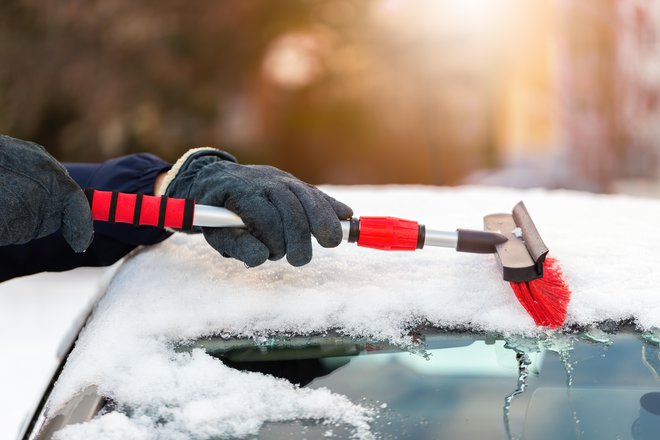 Sneg z avtomobila moramo očistiti v celoti, sicer je med vožnjo nevaren.

FOTO: Shutterstock
