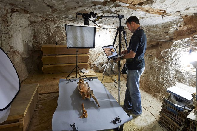 Matjaž Kačičnik fotografira mumijo iz grobnice KV64 v improviziranem fotografskem studiu
v grobnici KV33. Projekt Univerze v Baslu. FOTO: Matjaž Kačičnik
