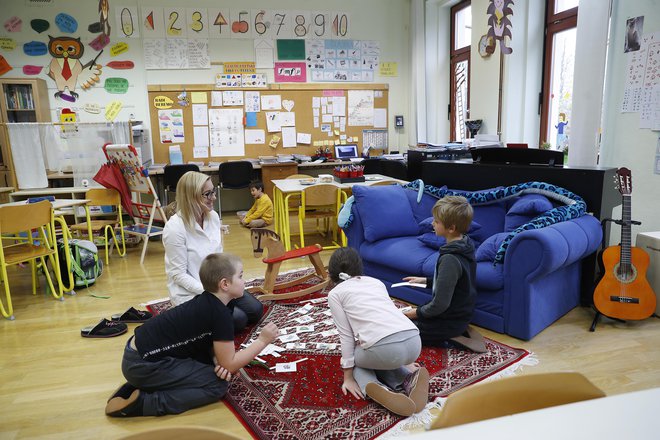 Že navsezgodaj se šola začne na kavču ali pred njim. FOTO: Leon Vidic/Delo
