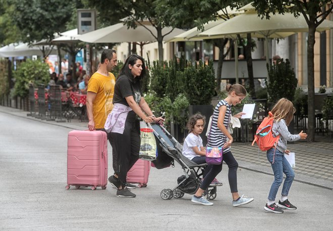 Tujih gostov je bilo dvakrat več kot domačih. FOTO: Blaž Samec/Delo
