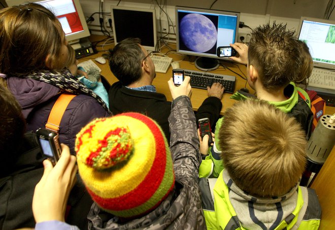 Skrajni čas je, da astronomija dobi svoje mesto v predmetniku za višje razrede osnovne in vsaj nekatere razrede srednjih šol. FOTO IGOR ZAPLATIL/DELO
