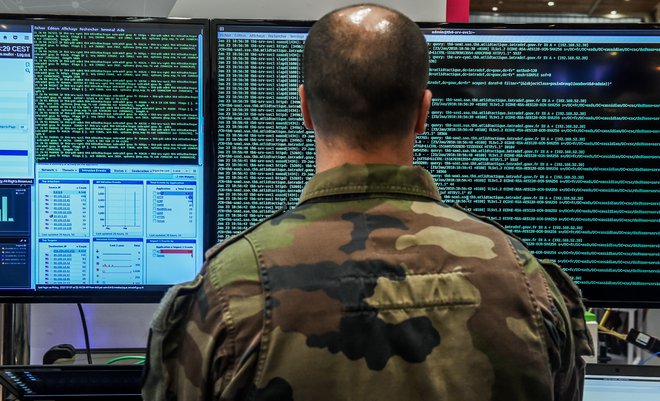 V dneh pred začetkom invazije se je obseg ruskih kibernetskih napadov na ukrajinsko informacijsko in drugo kritično infrastrukturo povečal desetkratno. Foto Philippe Huguen/AFP
