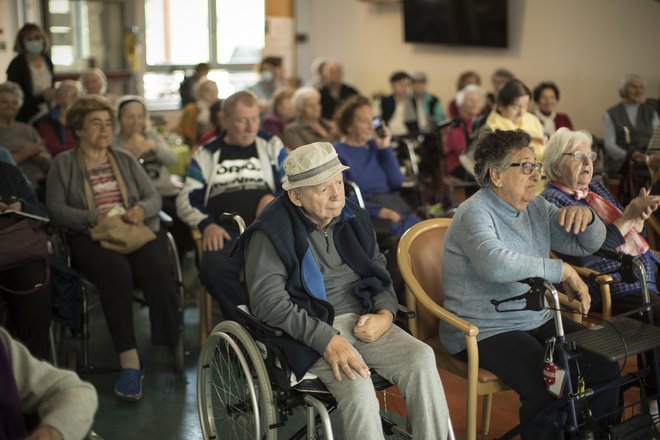 Stroški oskrbe v domovih za ostarele so skoraj dvakrat višji od povprečne pokojnine, kar jasno kaže, da starejši nimajo ustrezne socialne zaščite. FOTO: Jure Eržen
