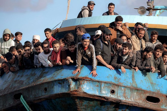 Konkretnih odgovorov, kako reševati vprašanje migrantov in beguncev, ki jih rešijo z bark v Sredozemlju, ni bilo. FOTO: Costas Metaxakis/ AFP
