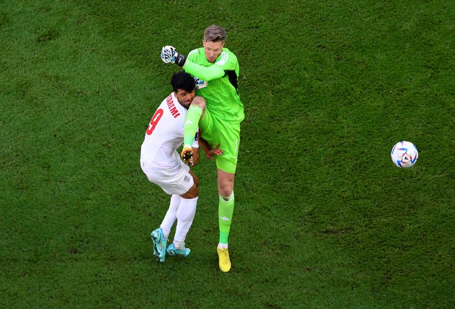 Valižanski vratar Wayne Hennessey je zaradi prekrška nad Mehdijem Taremijem prejel rdeči karton. FOTO: Fabrizio Bensch/Reuters
