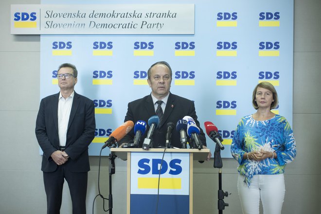 Izjave v imenu SDS so dali Zvonko Černač, Branko Grims in Alenka Jeraj. FOTO: Jure Eržen/Delo

