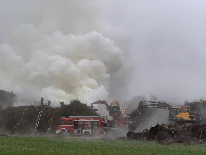 Ogenj, ki je zajel kopico sekancev v Zalogu, bodo gasili vsaj tri dni.

Foto Leon Vidic
