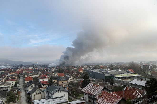 Ko so gorele hale v Vižmarjih, se je dim vil visoko nad Ljubljano, morali so ustaviti železniški promet. Foto Marko Feist
