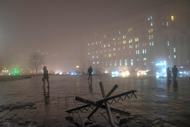 Temna in meglena noč v Kijevu. FOTO: Bulent Kilic/AFP
