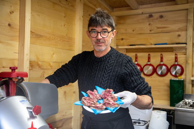 Brbončice si bo vsakdo lahko razvajal z dobrotami, ki jih bodo stregli v uličnih hiškah. Na fotografiji Valter Kramar, Hiša Polonka. FOTO: Voranc Vogel/Delo
