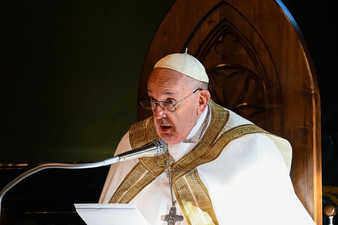 Papež Frančišek je odstavljenega kardinala Luisa Antonia Tagleja in zaposlene, ki niso bili vpleteni v nečedne posle, povabil k sodelovanju pri obnovi humanitarne organizacije. FOTO: Vincenzo Pinto/AFP
