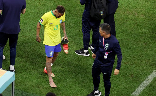 Neymar je odšepal s travnate površine. FOTO: Molly Darlington/Reuters
