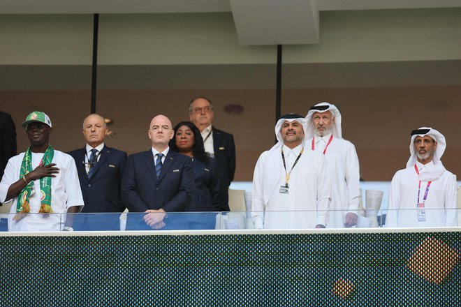 Gianni Infantino (tretji z leve9 med tekmo Senegala in Katarja. FOTO: Karim Jaafar/AFP
