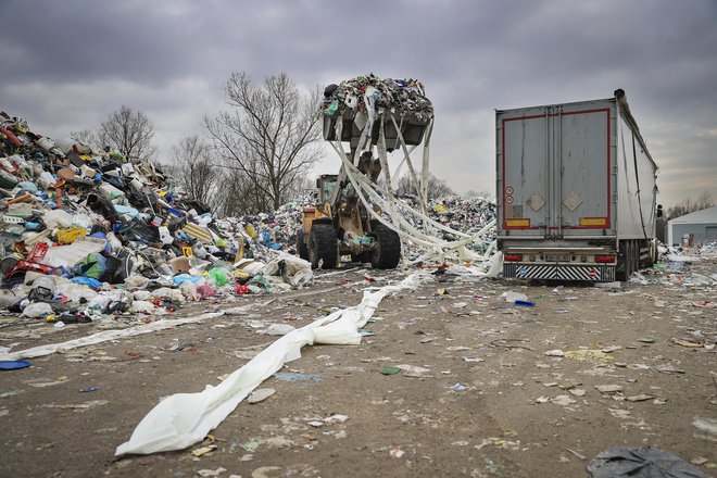 Tovornjaki z odpadki bodo v Avstriji morali na železnico.&nbsp;FOTO: Jože Suhadolnik/Delo
