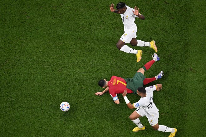 Mohamed Salisu (zgoraj) je po mnenju sodnikov storil prekršek nad Cristianom Ronaldom za enajstmetrovko, ki jo je portugalski as tudi izkoristil. FOTO: Kirill Kudrjavcev/AFP
