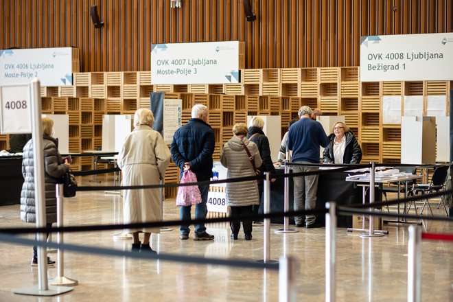 Prizor s predčasnega glasovanja na referendumih. FOTO:&nbsp;Črt Piksi&nbsp;
