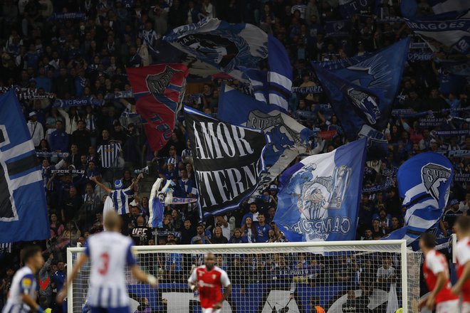 Prizor s septembrske ligaške tekme med Portom in Sportingom iz Brage na štadionu Dragao. FOTO: Pedro Nunes/Reuters
