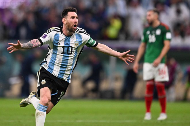 Lionel Messi je v 64. minuti zadel z izvrstnim strelom z razdalje, ekipi si poleg obeh zadetkov nista priigrali nobene zrele priložnosti, medtem ko je vratar Argentine Emiliano Martinez resneje posredoval zgolj v prvem polčasu ob prostem strelu. FOTO: Kirill Kudrjavcev/AFP
