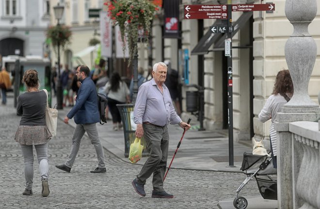 »Pomemben je poudarek na individualiziranosti, kar pomeni, da je oskrba prilagojena vsakemu uporabniku posebej. Na drugi strani pa imamo kolektivnost oziroma skupinsko delo različnih služb,« pojasnjuje Andreja Rafaelič. FOTO: Blaž Samec/Delo
