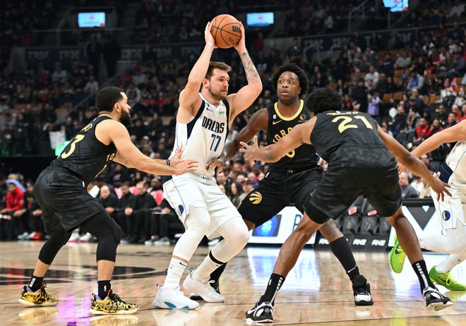 O. G. Anunoby (št. 3) in Thaddeus Young (21) sta v dvorani&nbsp;Scotiabank Arena odločila dvoboj v korist Toronta in razžalostila Luko Dončića. FOTO: Dan Hamilton/USA Today Sports
