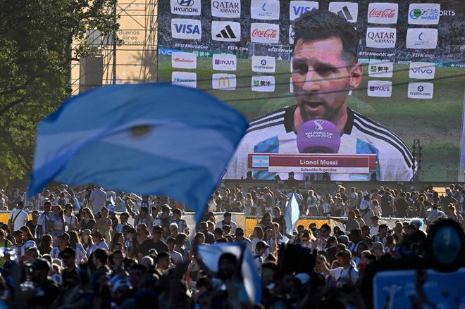 Argentinski navijači slavijo med poslušanjem izjave kapetana Messija na trgu Francisca Seeberja v Buenos Airesu.&nbsp;FOTO: Luis Robayo/AFP
